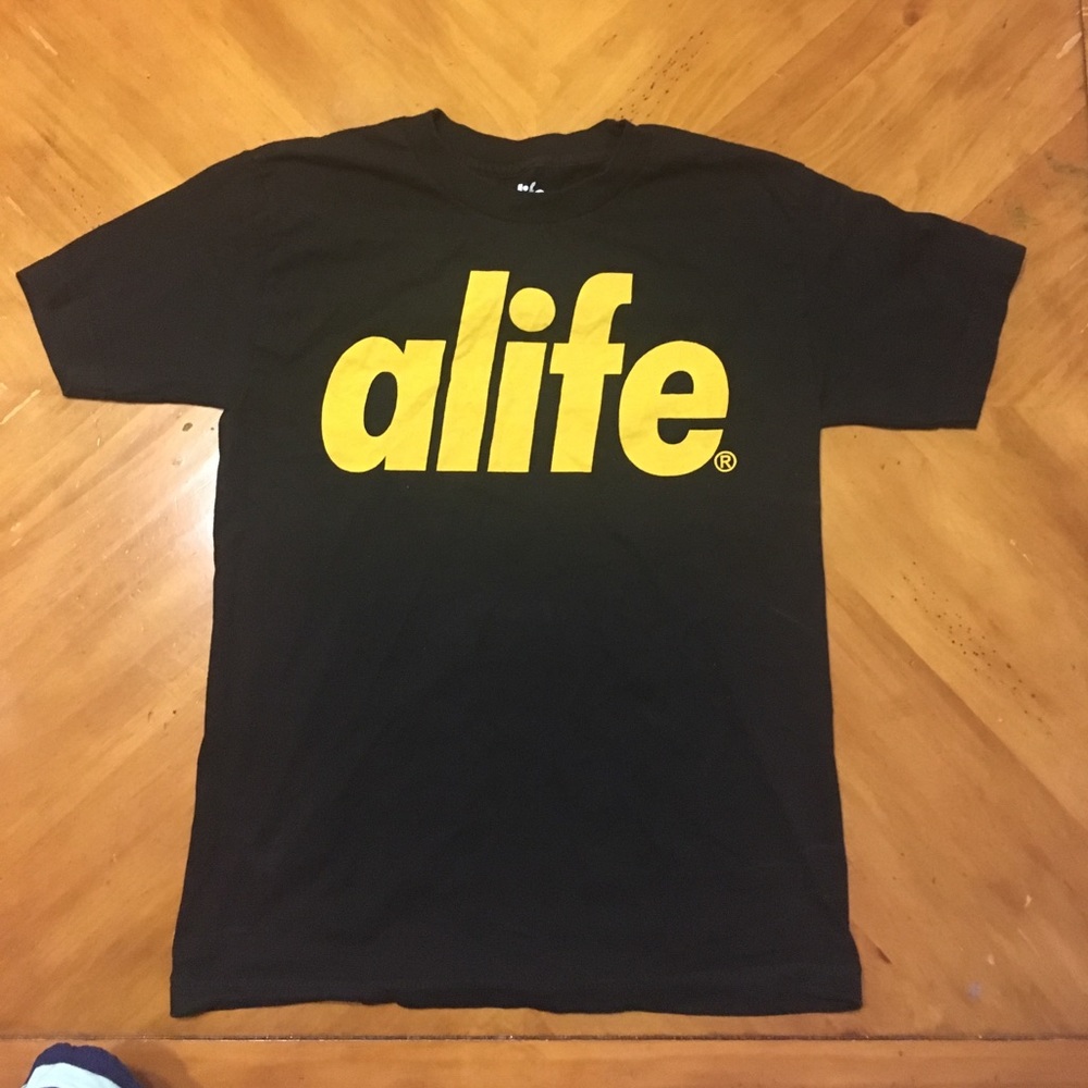 ALIFE tshirt with yellow lettering ✔️