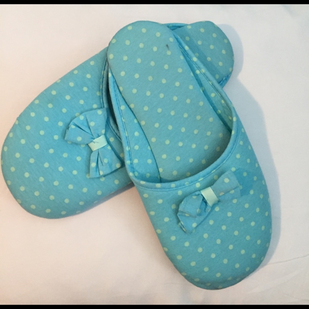 Blue flat slippers