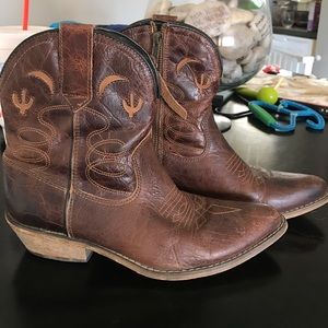 Dingo size 6 low cut boots