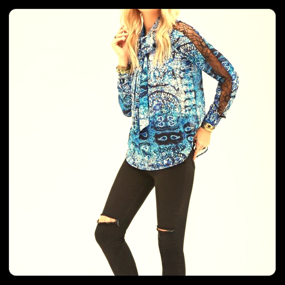 NWT Fabulous blue snakeskin top with lace sleeves