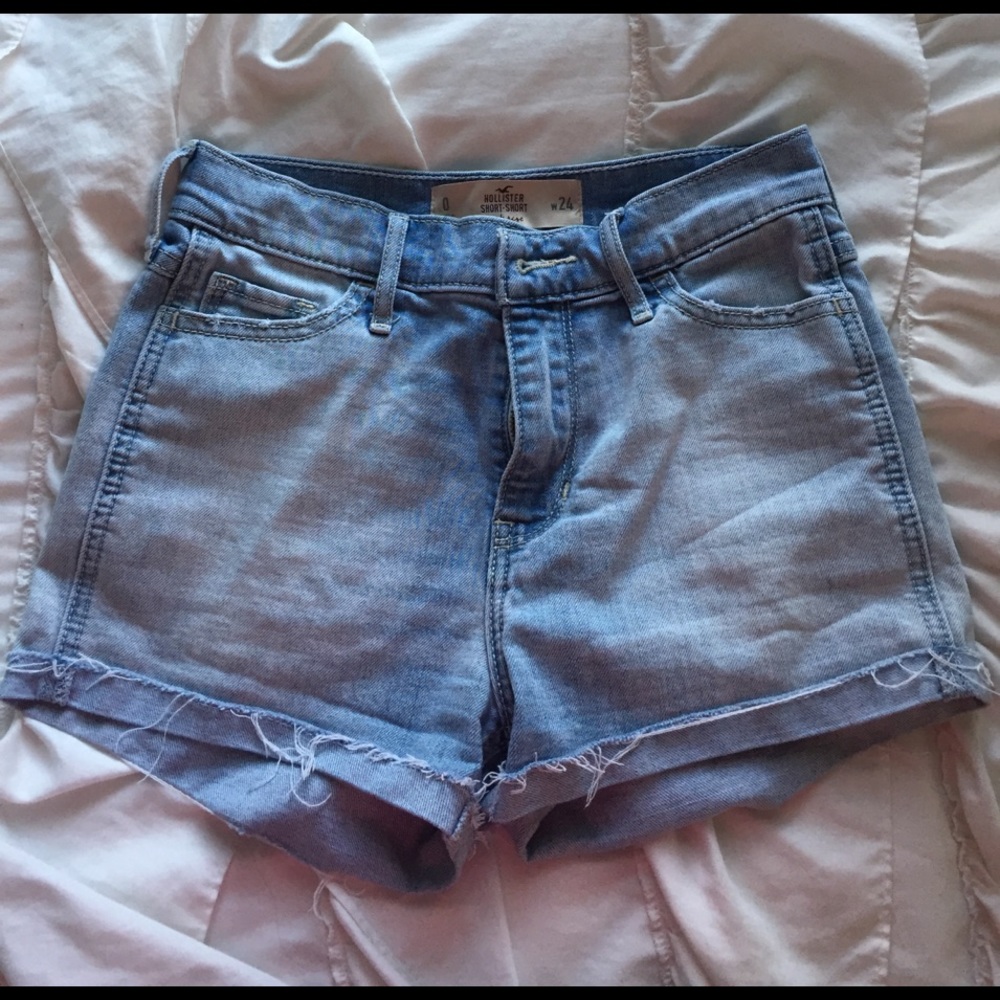 NWOT 💙 Hollister High-rise light wash jean shorts