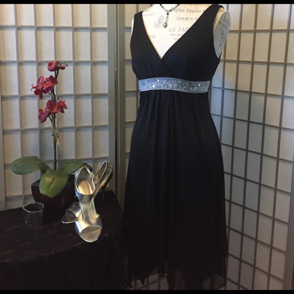 Beautiful black dress with handkerchief hem🌼