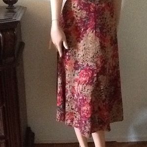 🌺White Stag Floral Mid Skirt🌺