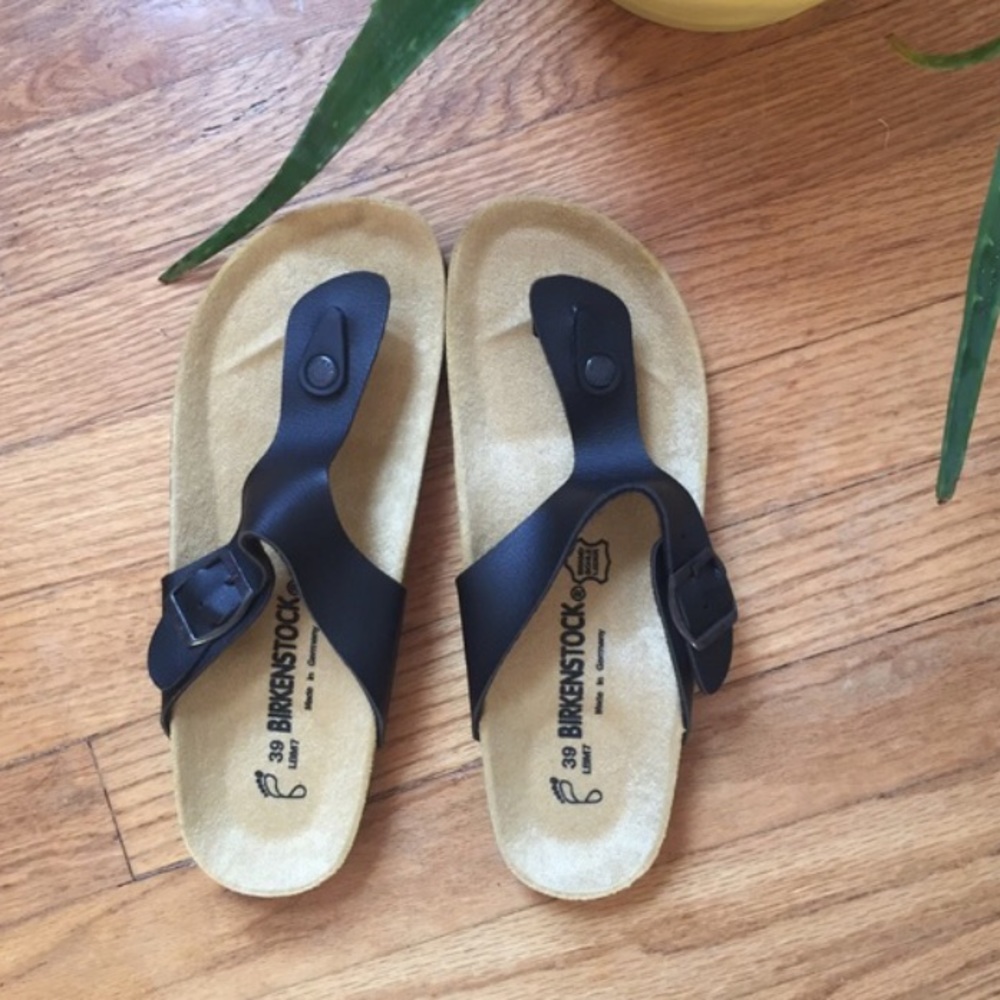 Black Gizeh style sandals.