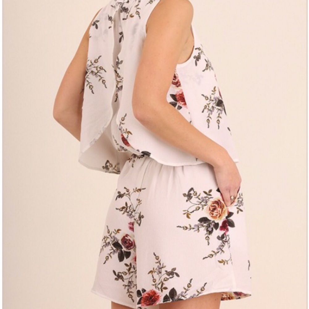 💥HOST PICK 3/25💥TRENDY FLORAL PRINT ROMPER - Picture 3 of 3