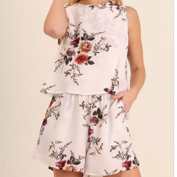 💥HOST PICK 3/25💥TRENDY FLORAL PRINT ROMPER - Picture 2 of 3