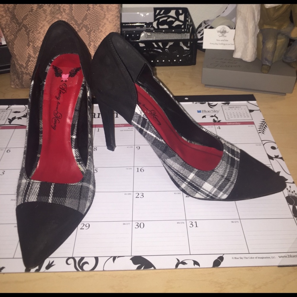 Size 8 Penny Loves Kenny plaid pumps
