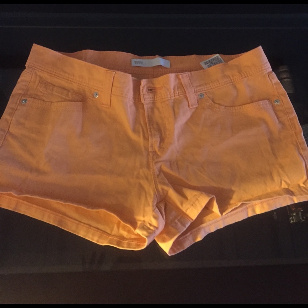 Levi's peach shorts