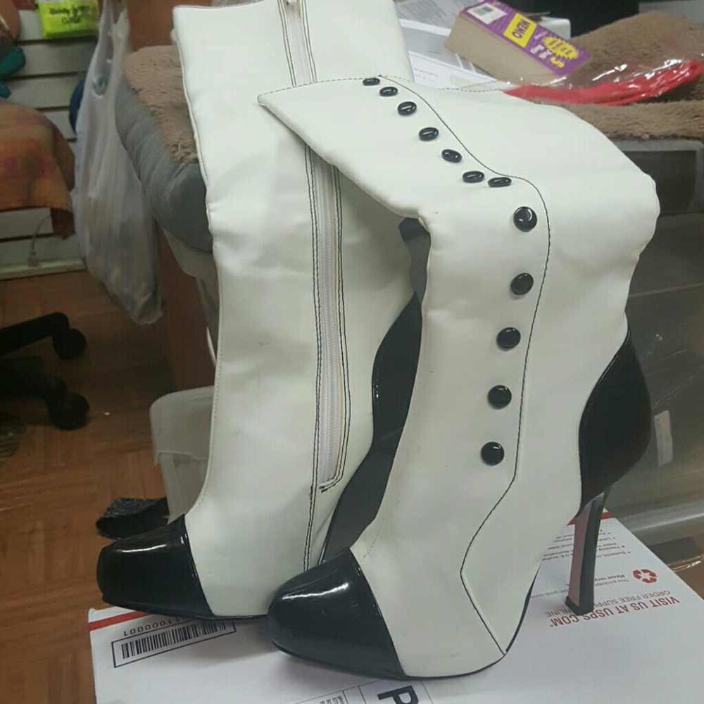 Knee boots