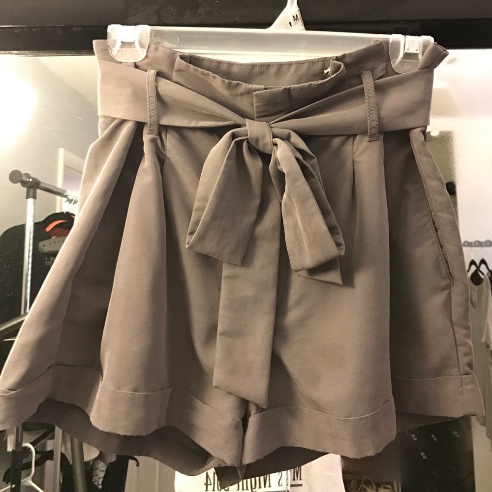 AEO High-Waisted Pleated Short