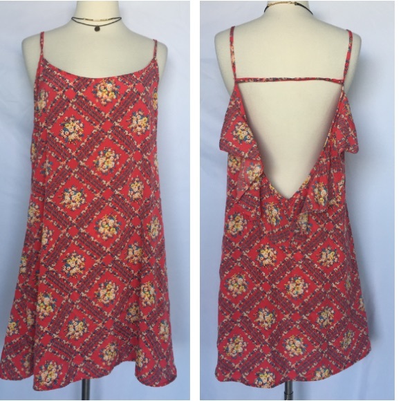 Tobi Dresses & Skirts - Tobi red floral low back dress