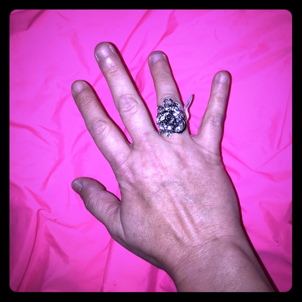 🔥Beautifully crafted alloy rose ring size 7🔥