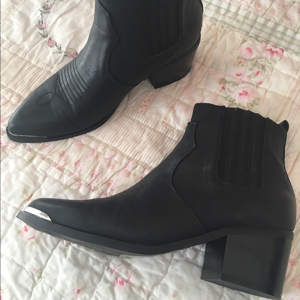 F21 Black pointed heel boots
