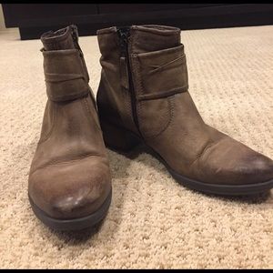 Light brown/taupe ankle booties