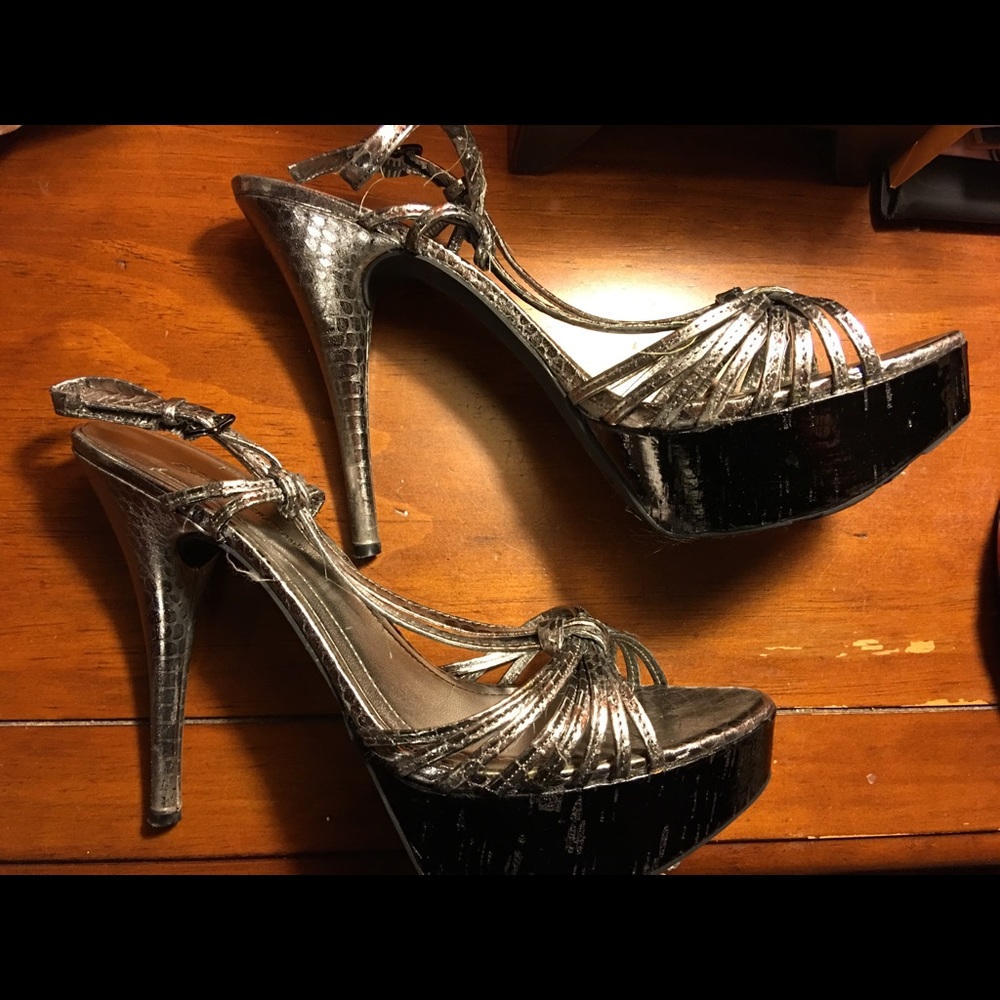 BCBG GIRLS 8.5 SIVER SNAKE SKIN PRINT HIGH HEEL