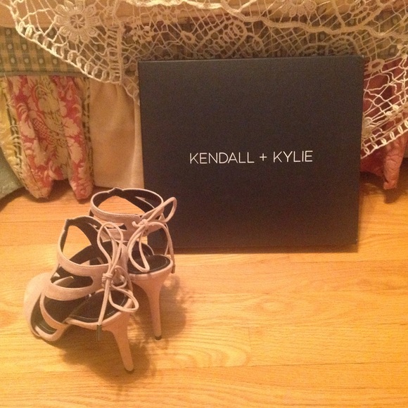 Kendall + Kylie ~ Eston High Heels - Picture 2 of 4