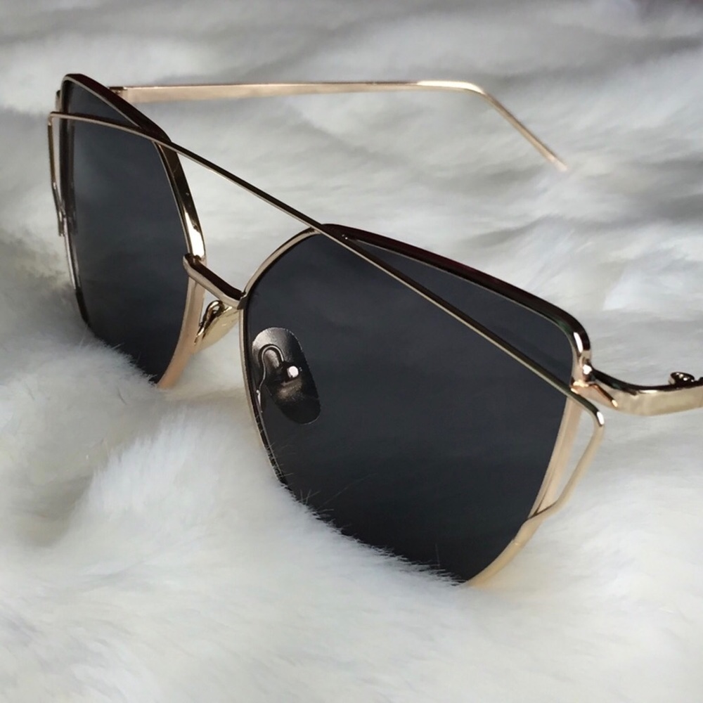 Black/Gold Polarized Cat Eye Sunglasses 🕶 - Picture 3 of 7
