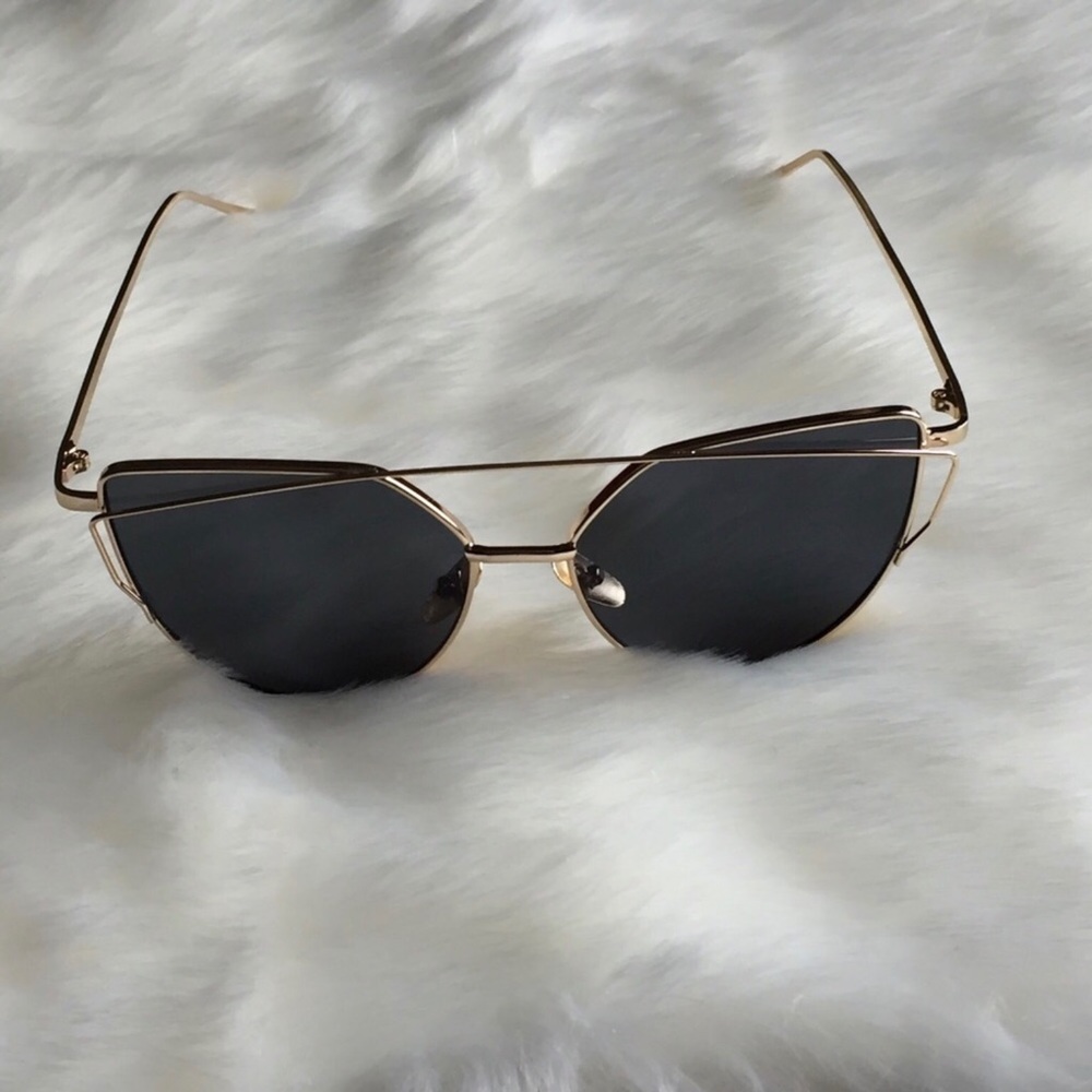 Black/Gold Polarized Cat Eye Sunglasses 🕶 - Picture 5 of 7