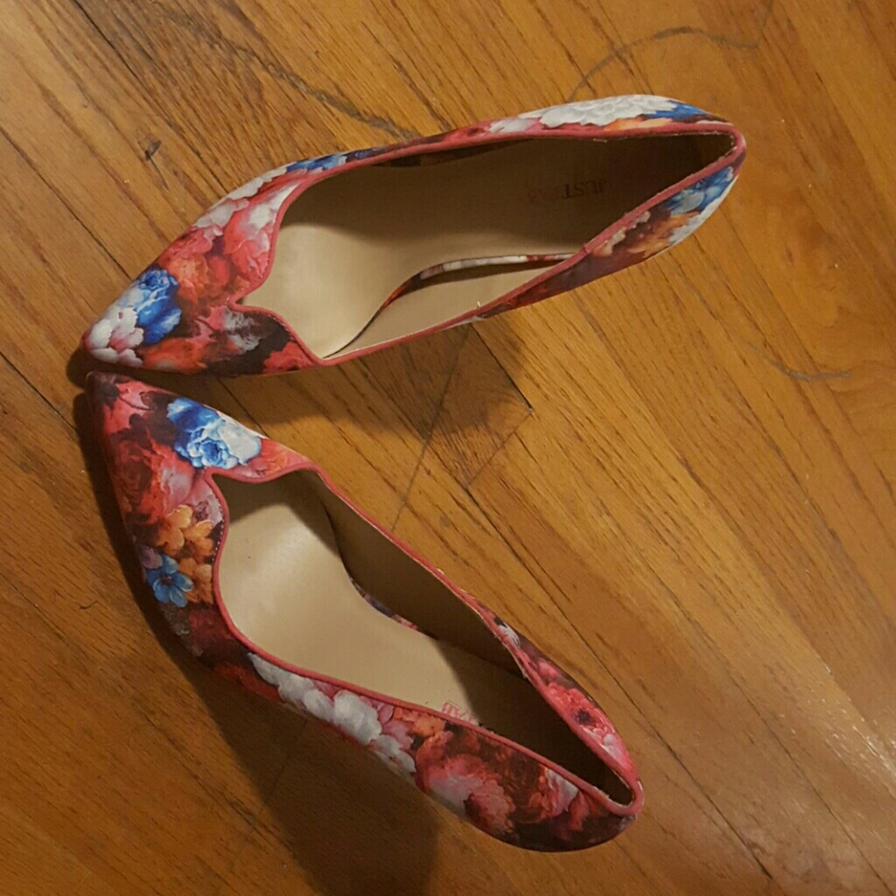 Pointy- toe heels