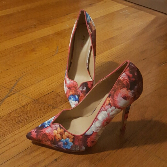 Pointy- toe heels - Picture 2 of 3