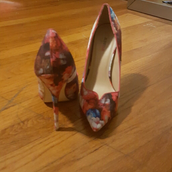 Pointy- toe heels - Picture 3 of 3