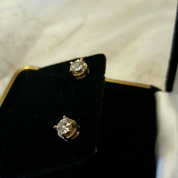 Stunning! Flawless diamond studs with screw posts. - Picture 4 of 8