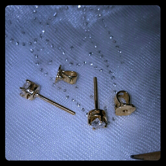 Stunning! Flawless diamond studs with screw posts. - Picture 5 of 8