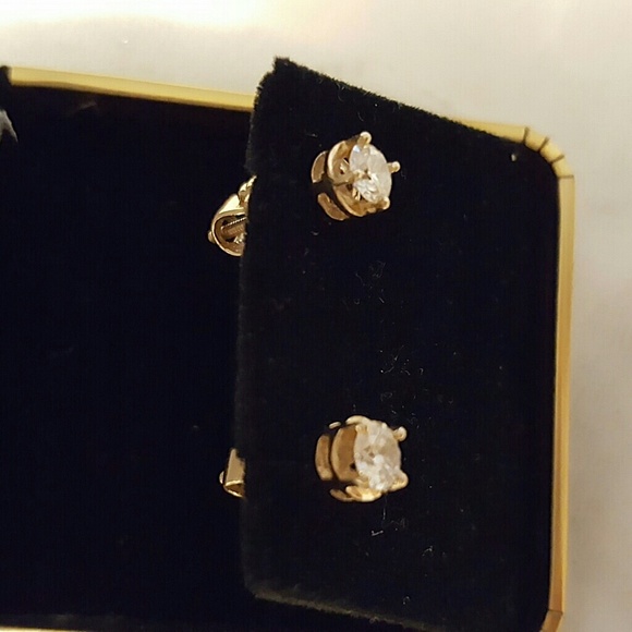 Stunning! Flawless diamond studs with screw posts. - Picture 7 of 8