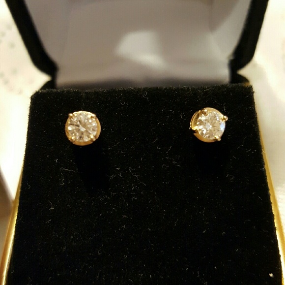 Stunning! Flawless diamond studs with screw posts. - Picture 8 of 8