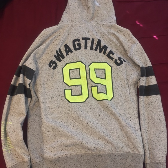 H&M Sweater - Picture 2 of 2