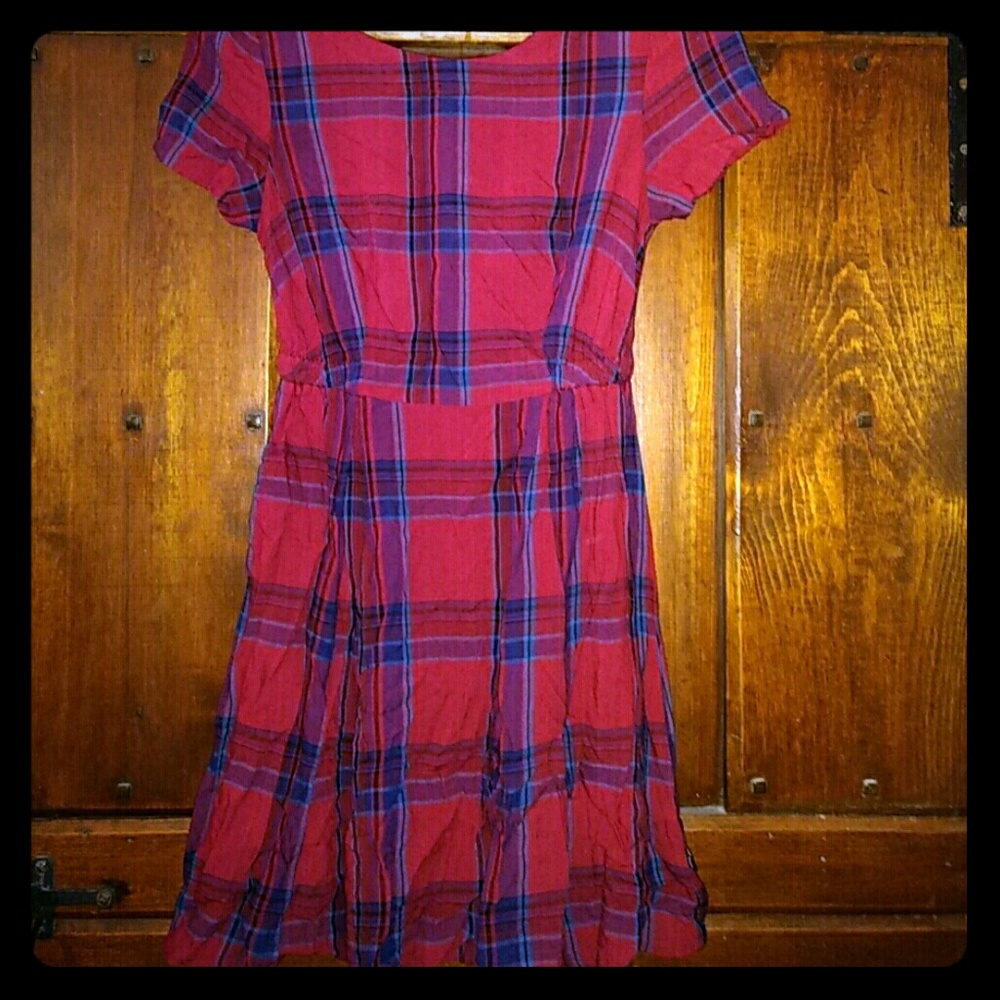 Cute zipper down back plaid dress!