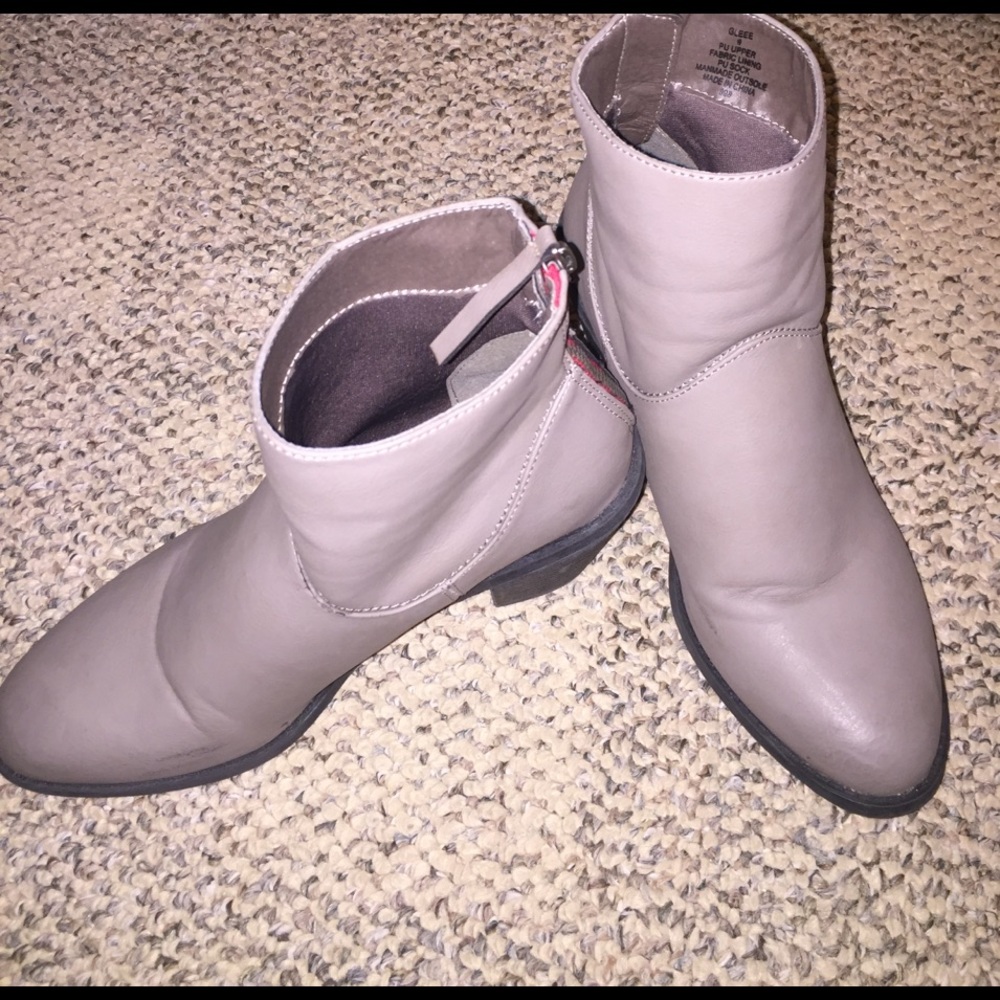 Steve Madden grey booties!