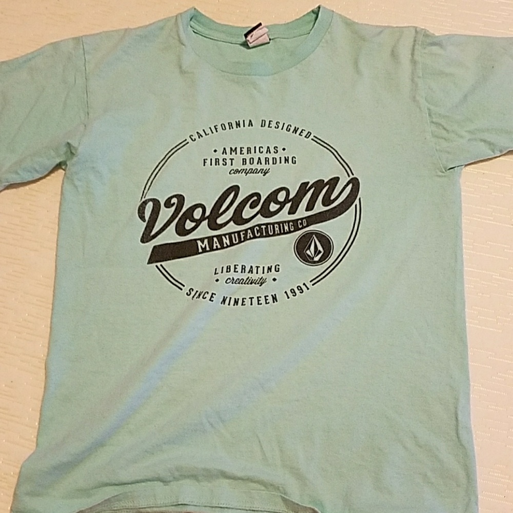 Light blue tee shirt.