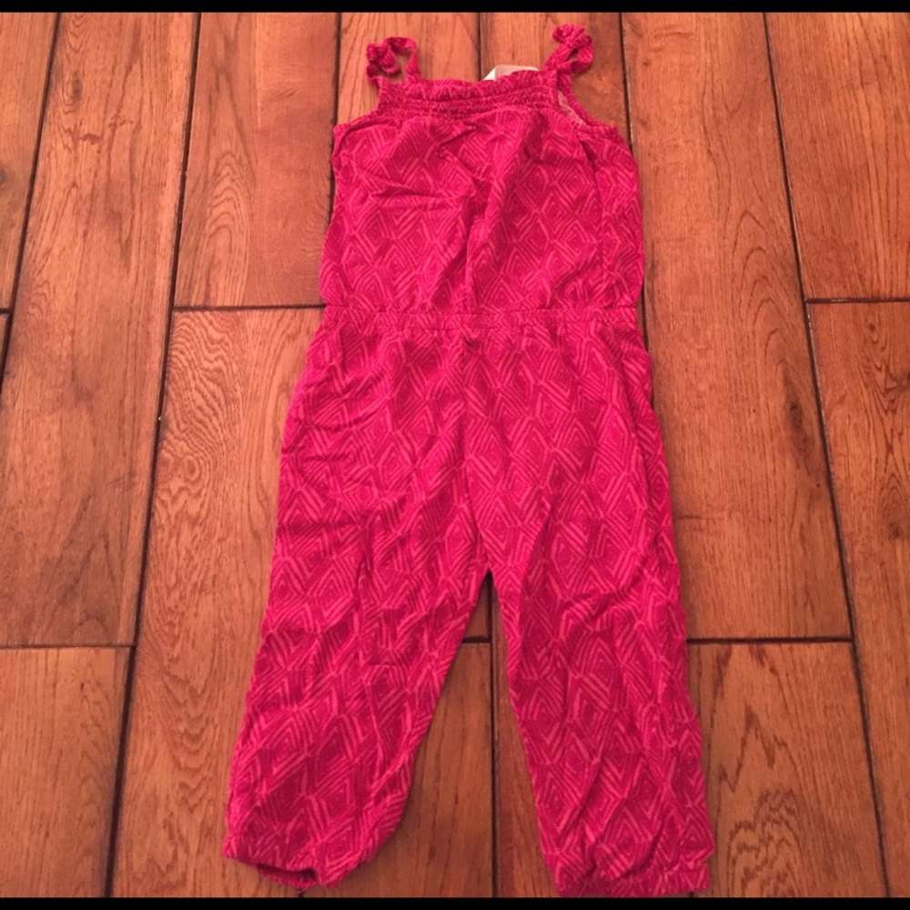 Adorableeee pink romper size 2T.