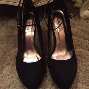 Maurice's black heels