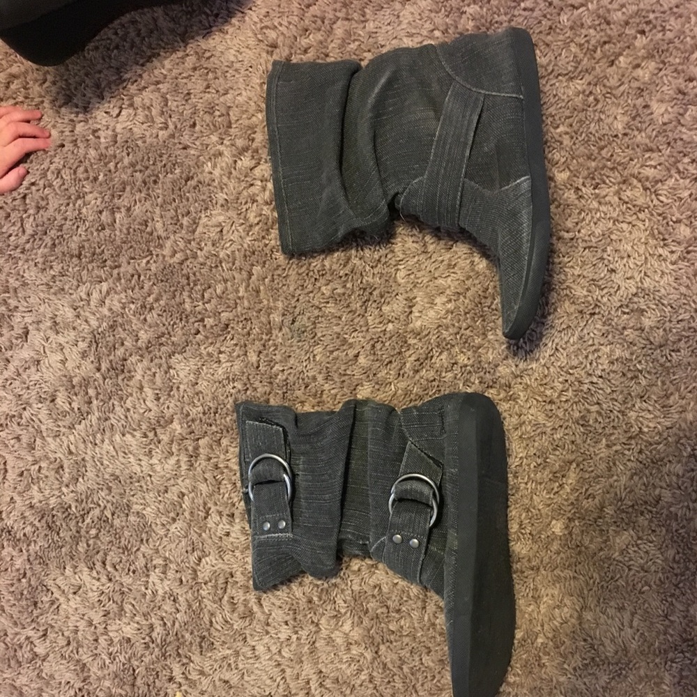 Grey loose ankle boots.