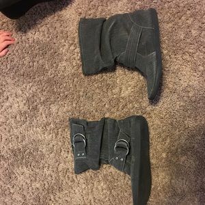 Grey loose ankle boots.