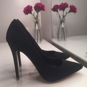 Pointy black Heels
