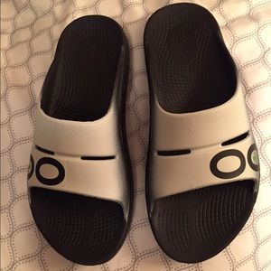 OOFOS recovery sandals