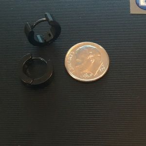 Snap shut black earrings