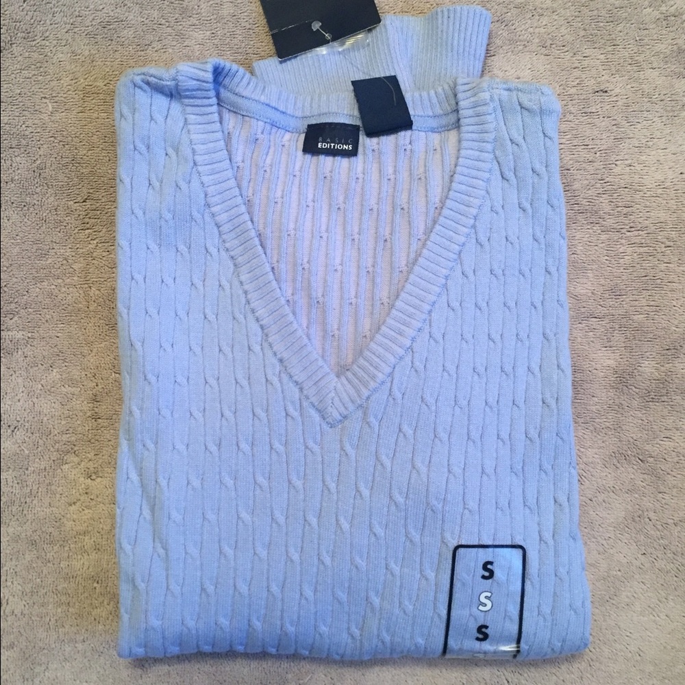 ❄️NWT V-Neck Sweater
