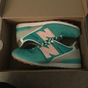 696 New Balance size 9.5