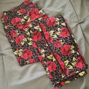 Betsy Johnson Performance Rose Capri Leggings