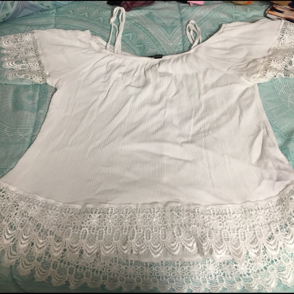 White, mid sleeve laced shirt