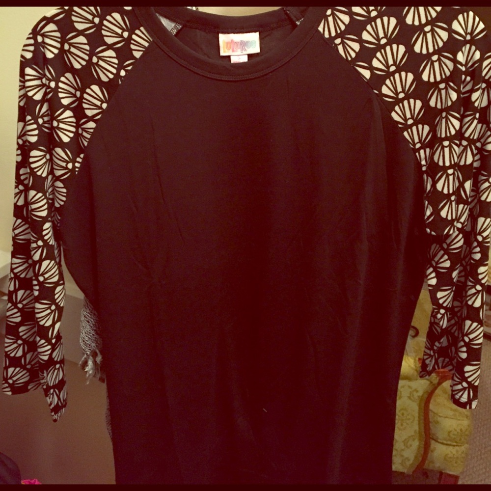 SOLD IN BUNDLE Lularoe Randy tee small shell print