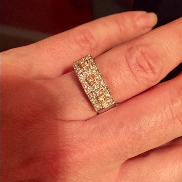 Jewelry - Lovely 14k gold with 💎💎💎 thick band 🦋