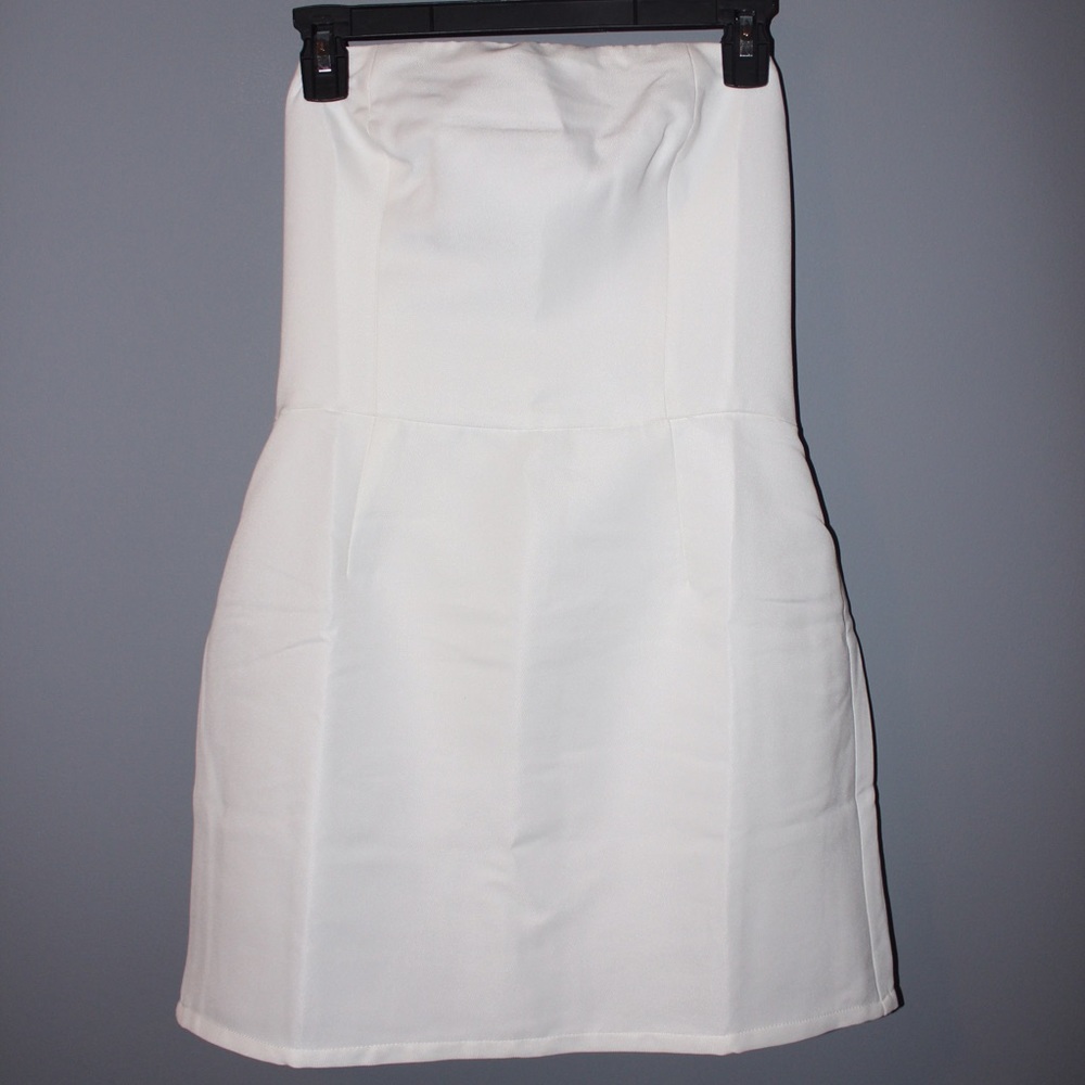 NEW WITH TAGS White Strapless Tobi Dress