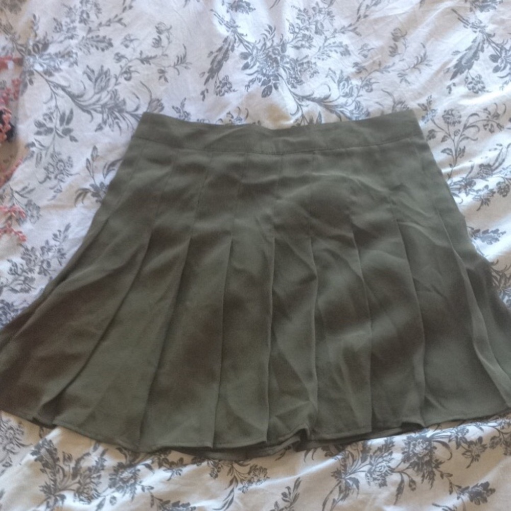 Green skirt pleated