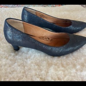 Sofft Navy Blue Kitten Heels- 6.5