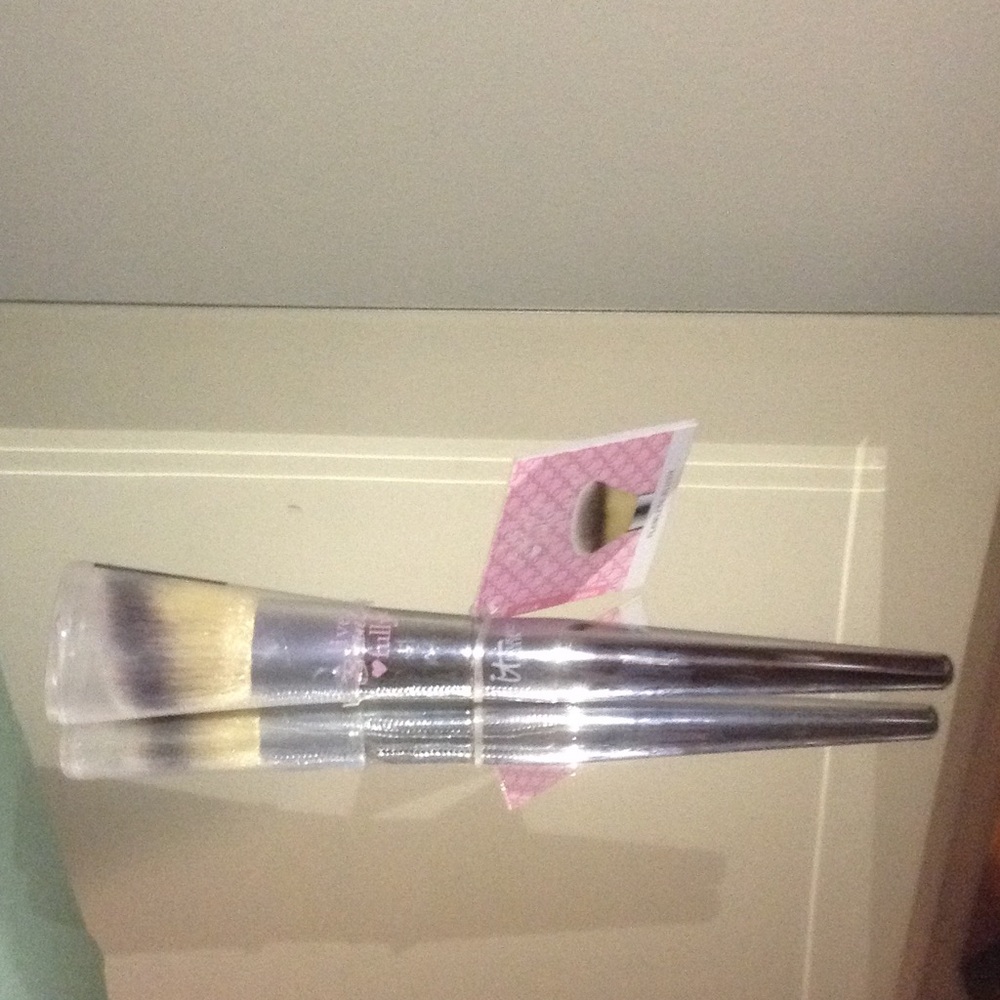 IT Cosmetics Flawless Blush Brush